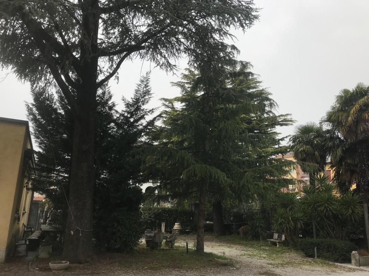 B&B " Guzzi - Inn " Манделло-дель-Ларио Экстерьер фото